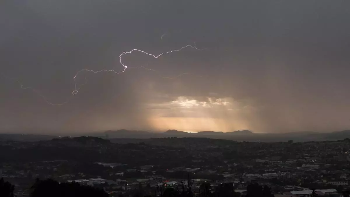 Intensa tromba de agua acompañada de rayos y truenos en Vigo
