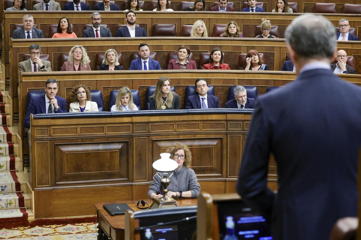 El presidente del Gobierno, Pedro Sánchez (i), escucha la intervención del líder popular Alberto Núñez Feijóo (d) durante la sesión de control al Gobierno.