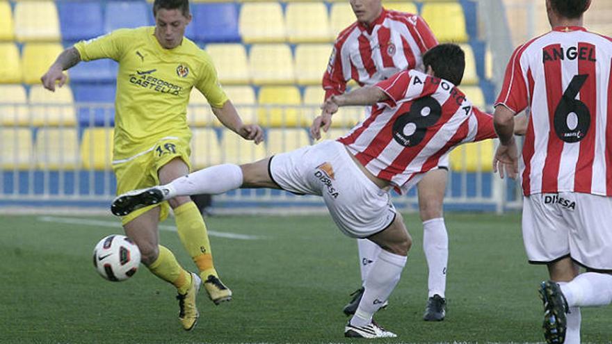 Albert Dorca intenta frenar el jugador danès del Vila-real Nicki Bille.