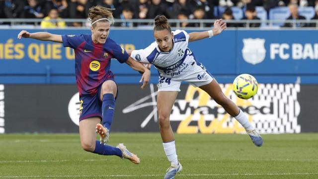 La blaugrana Irene Paredes pugna amb Paulina Gramaglia, del Tenerife, en un partit de la campanya passada. | TONI ALBIR / EFE