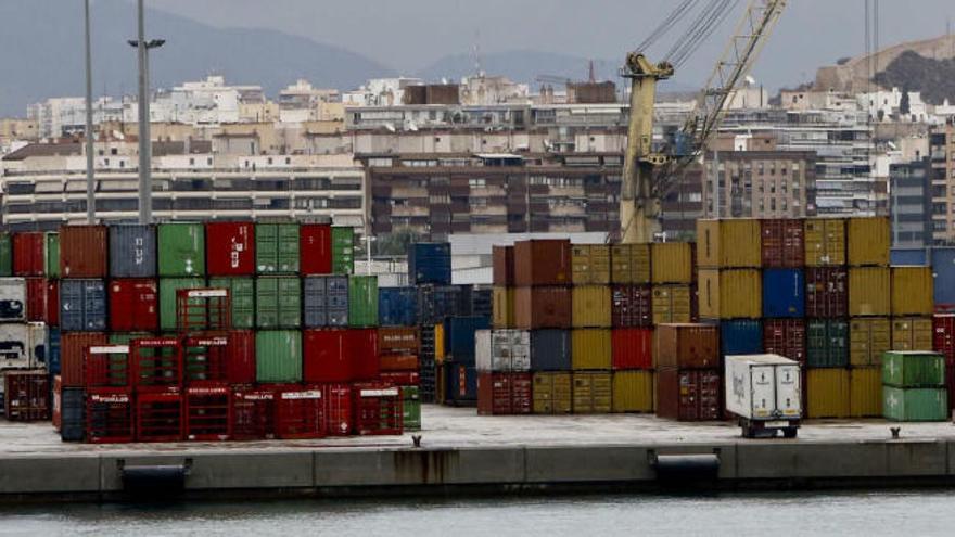 Terminal de contenedores en el Puerto de Alicante.