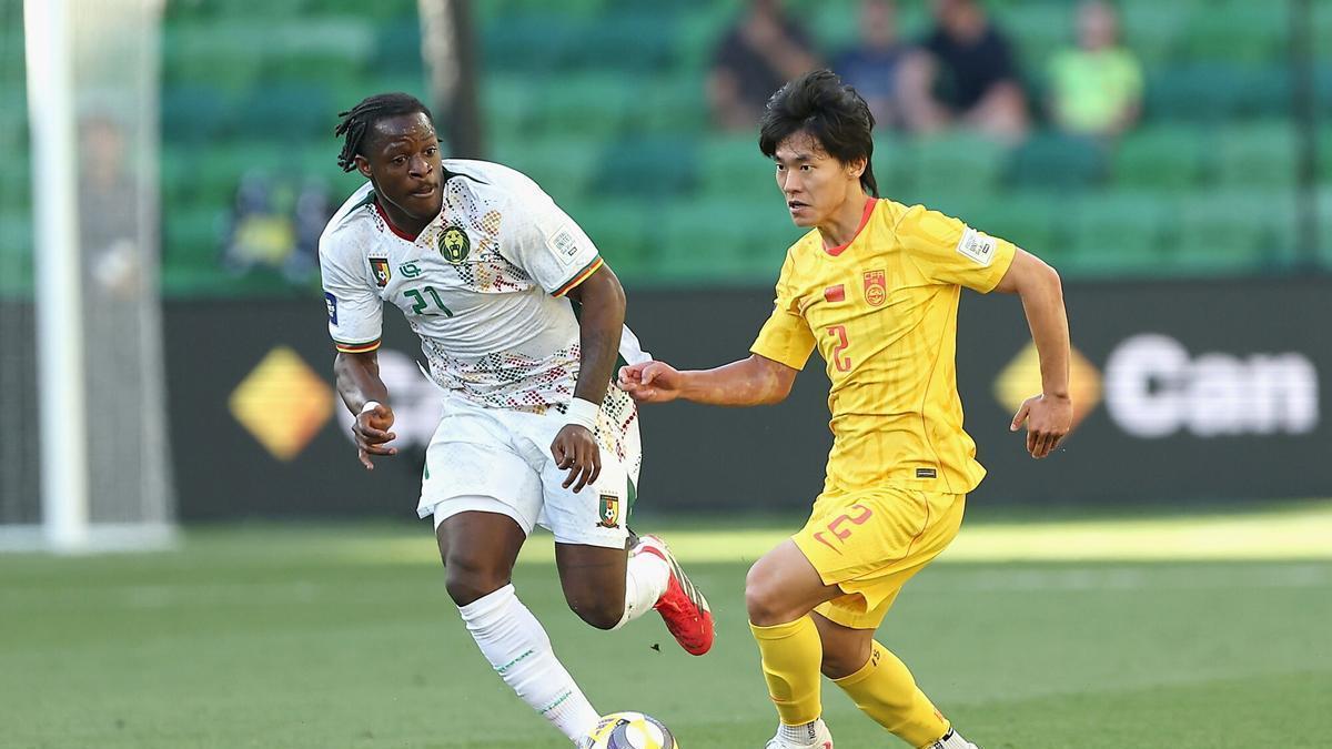 MELBOURNE (Australia), 31/03/2026.- Hetao Hu of China controls the ball during the FIFA Series 2026 match between the Cameroon and China at AAMI Park in Melbourne, Australia, 31 March 2026. (Camerún) EFE/EPA/ROB PREZIOSO EDITORIAL USE ONLY AUSTRALIA AND NEW ZEALAND OUT. EDITORIAL USE ONLY AUSTRALIA AND NEW ZEALAND OUT