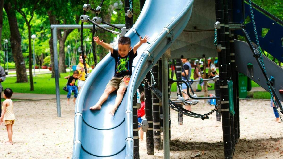 Niños jugando en un parque