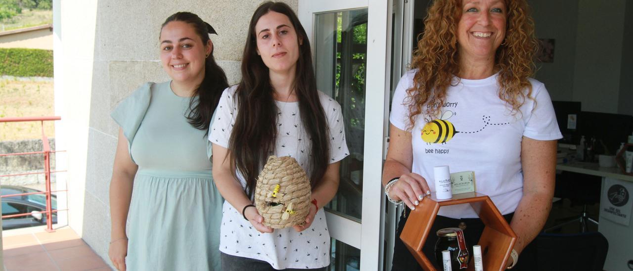 Mónica López, Lucía Placer y Ester Ordoñez muestran algunos de los productos de apicosmética.