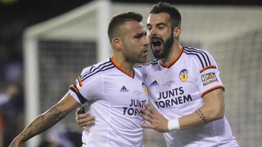 Otamendi y Negredo celebran el gol del argentino ante el Real Madrid