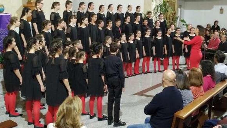 El joven coro luanquín, durante su actuación en Madrid.
