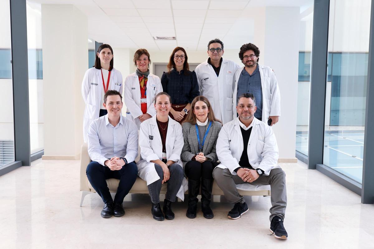FElena Gras, directora general de Farmacia, junto a la Unidad de Terapias Avanzadas de La Fe.oto 1 (1)