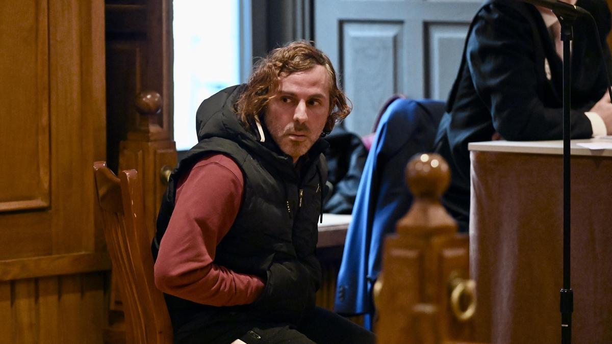 El acusado mira hacia el público durante el juicio que se celebra en la Audiencia Provincial de Pontevedra.