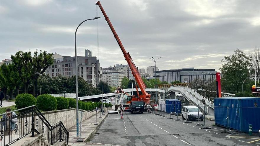 Colocan una de las rampas laterales de la pasarela entre estaciones de Alfonso Molina en A Coruña