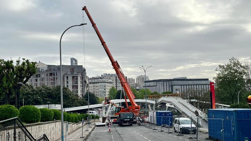 Continúa la colocación de la pasarela entre estaciones sobre Alfonso Molina