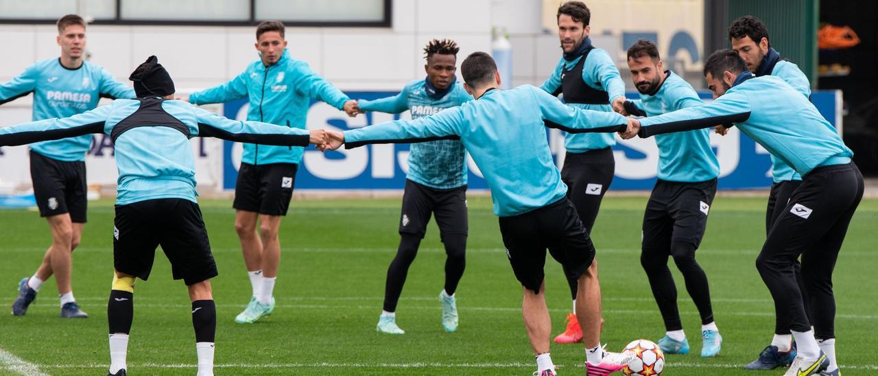 Los jugadores del Villarreal, durante el entrenamiento de ayer en la Ciudad Deportiva de Miralcamp previo al viaje.