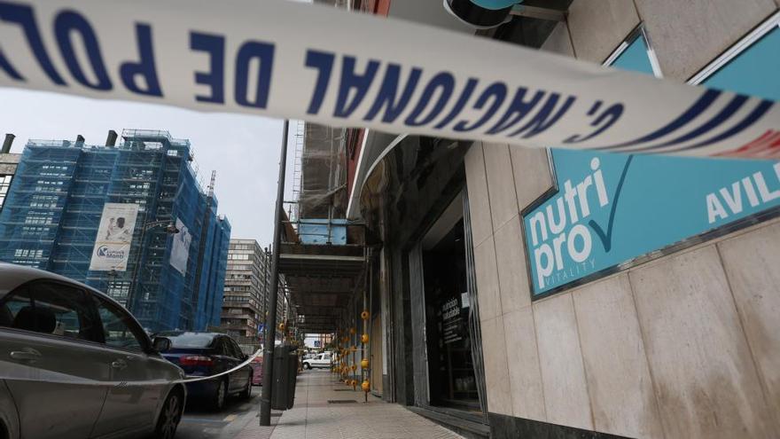 Cordón policial frente a una tienda de nutrición en Avilés