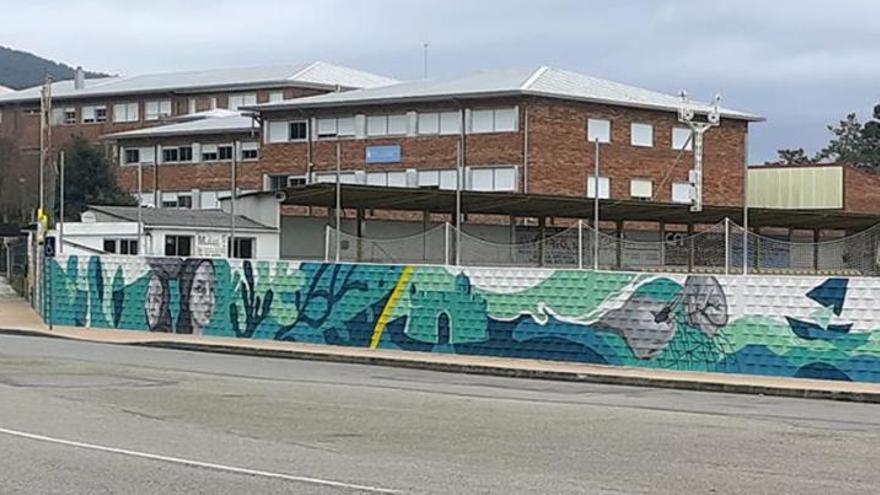 El mural recién estrenado en el campo de fútbol de A Sangriña, en A Guarda.