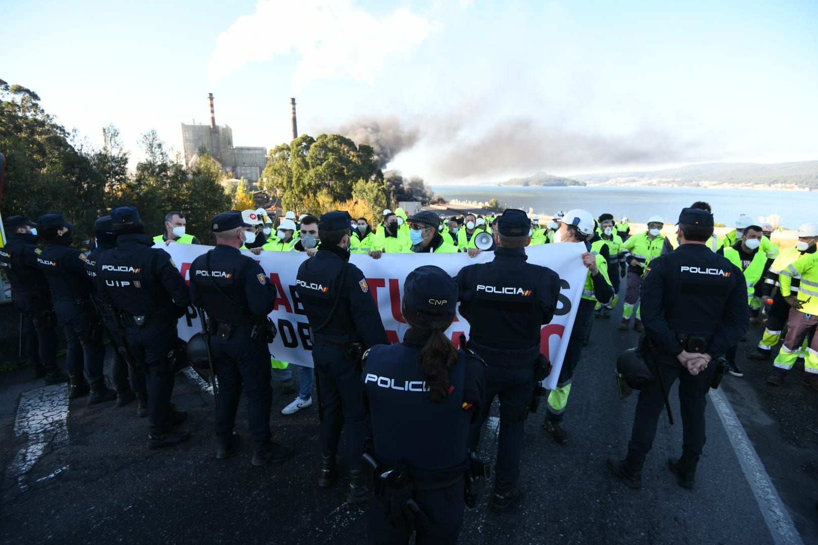 Movilización de los trabajadores de Ence: cortan la autovía de Marín con neumáticos ardiendo