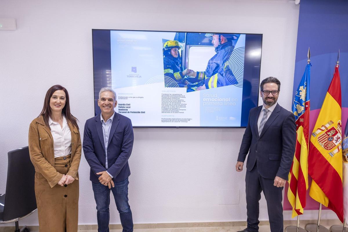 Un momento de la presentación de la iniciativa en el salón de plenos del Ayuntamiento de Torrevieja