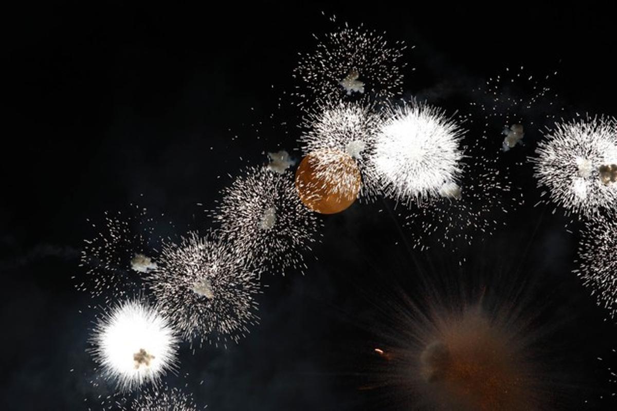 Fuegos artificiales explotan delante de la superluna en Mosta (Malta), el 10 de agosto de 2014.