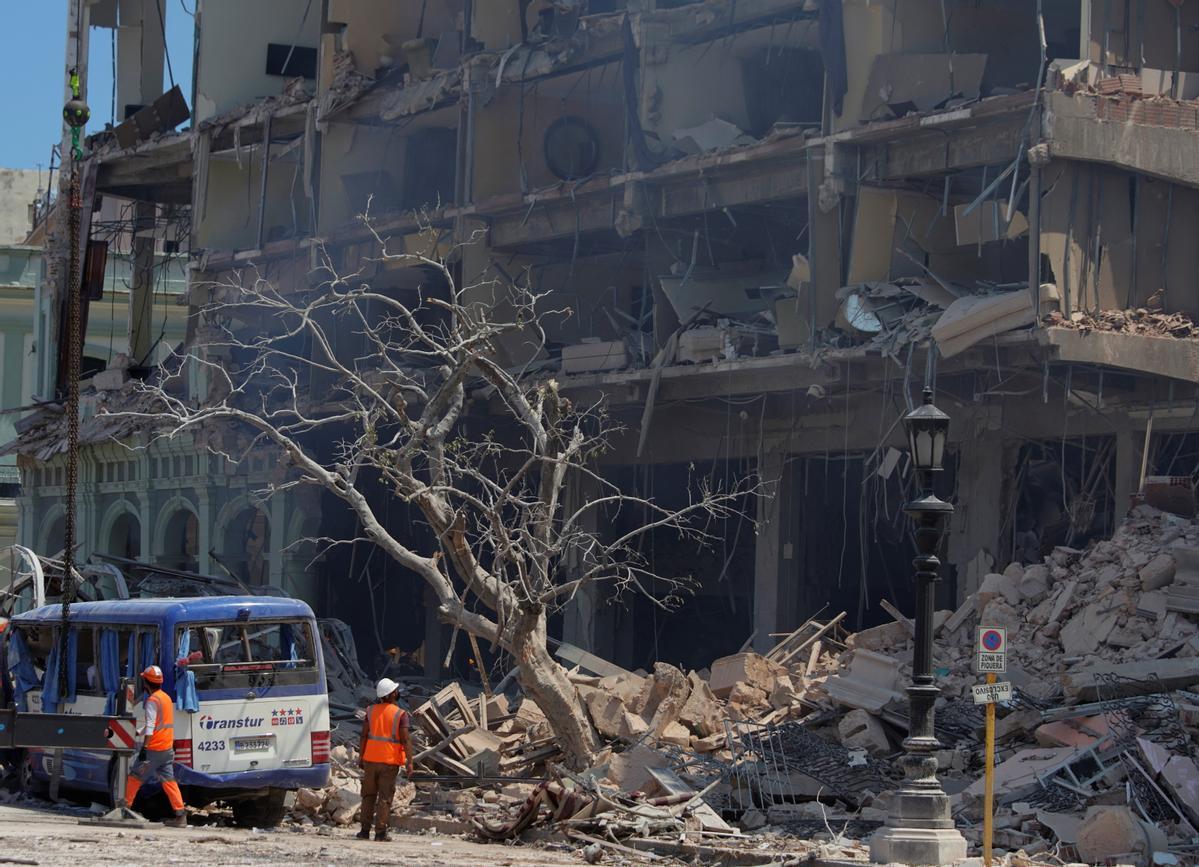 Rescatistas y bomberos trabajan en el lugar después de que una explosión golpeara el Hotel Saratoga.