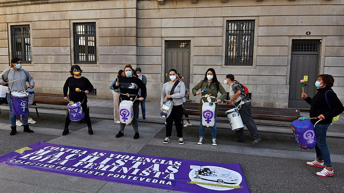 El Colectivo Feminista de Pontevedra realizó una protesta ante la Audiencia Provincial.   | // G. SANTOS