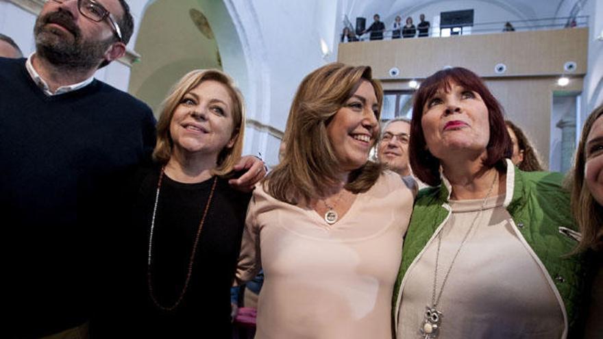 La presidenta andaluza y secretaria general del PSOE-A, Susana Díaz, junto a la eurodiputada Elena Valenciano y Micaela Navarro en Alcalá de los Gazules.