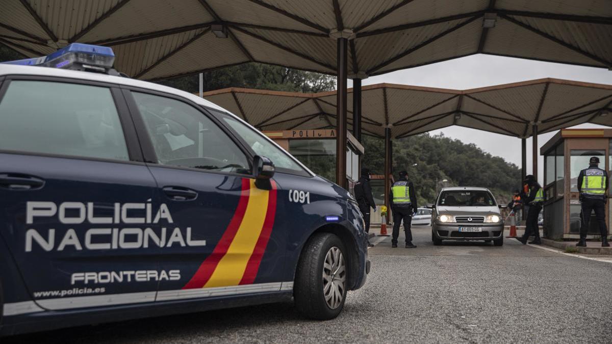 Agents de la Policia Nacional durant el tancament de la frontera a la Jonquera pel coronavirus