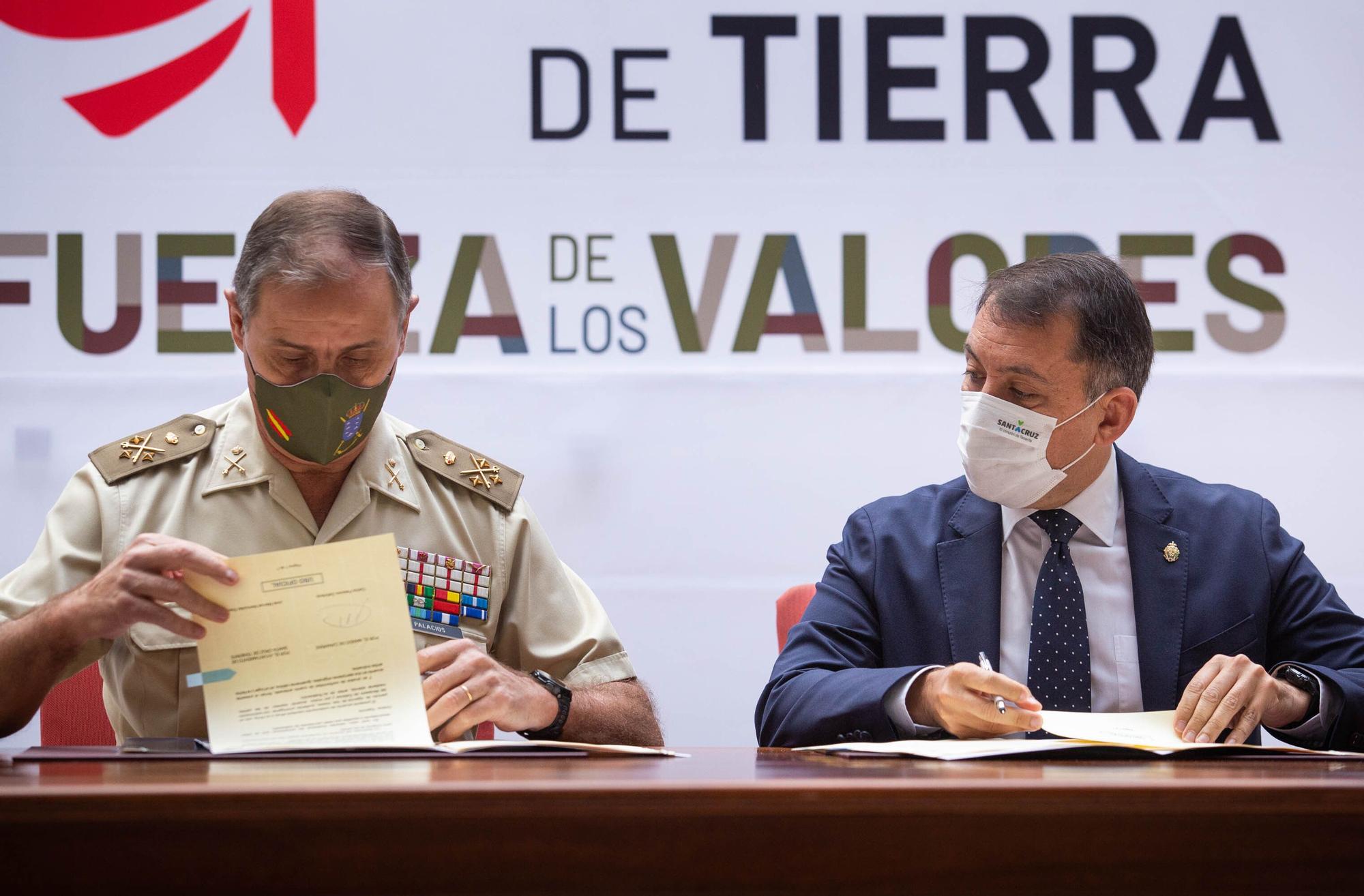 Firma del acuerdo entre el Ministerio de Defensa y el Ayuntamiento de Santa Cruz para prestar el puente Bailey en San Andrés