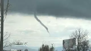 Les imatges d'una tuba o tornado que s'ha fotografiat a Cassà de la Selva