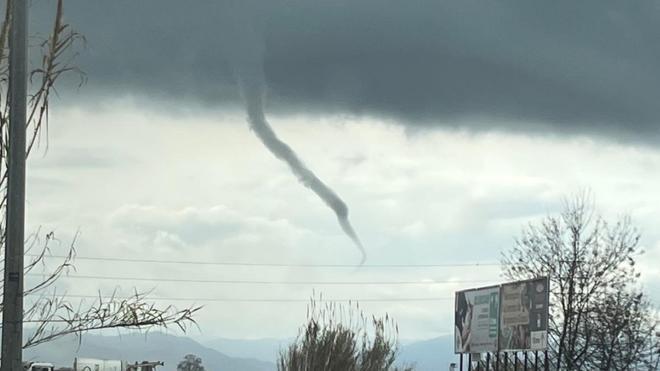 Les imatges d'una tuba o tornado que s'ha fotografiat a Cassà de la Selva