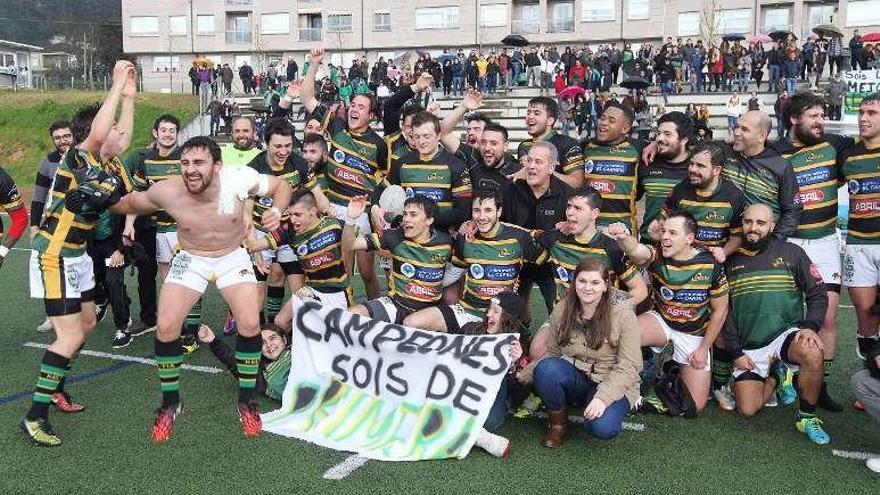 Los jugadores del Keltia festejan su ascenso. // I.O.