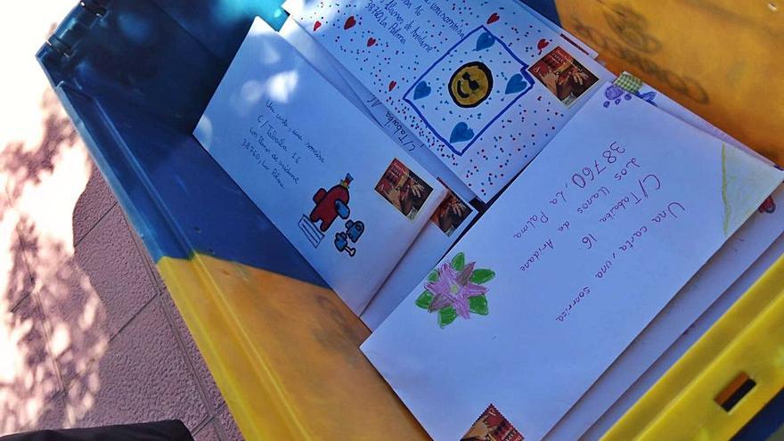 Las cartas de los alumnos del colegio San Isidro de Los Belones fueron entregadas en mano al cartero Ángel.
