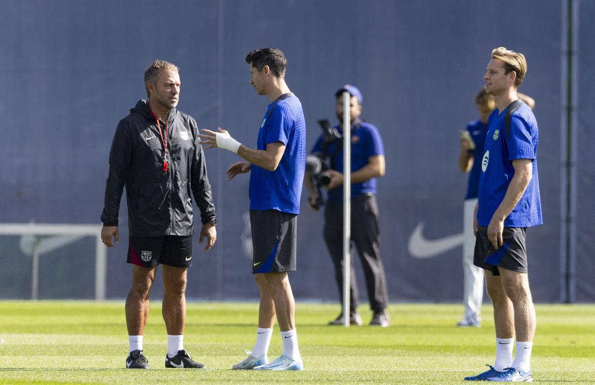 Hansi Flick, Robert Lewandowski y Frenkie de Jong durante un entrenamiento del Barça en la CE Joan Gamper
