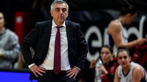 Mario López, durante su etapa de entrenador en el Lonteik Gernika.