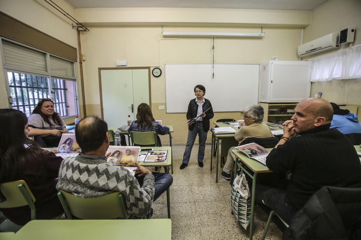 Una escuela de adultos de Alicante, en imagen de archivo