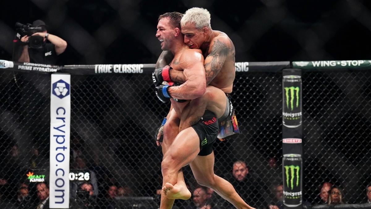 Charles Oliveira pegado a la espalda de Chandler