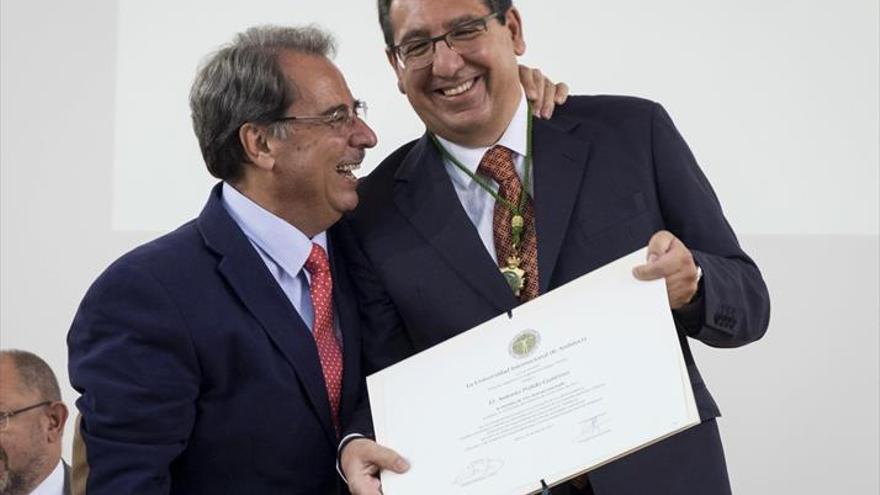 El presidente de la Fundación Cajasol recibe el Premio ‘Antonio Machado’