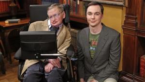 Stephen Hawking con Jim Parsons, el actor que encarna a Sheldon Cooper, juntos en el plató de ’The Big Band Theory’, en el 2012.