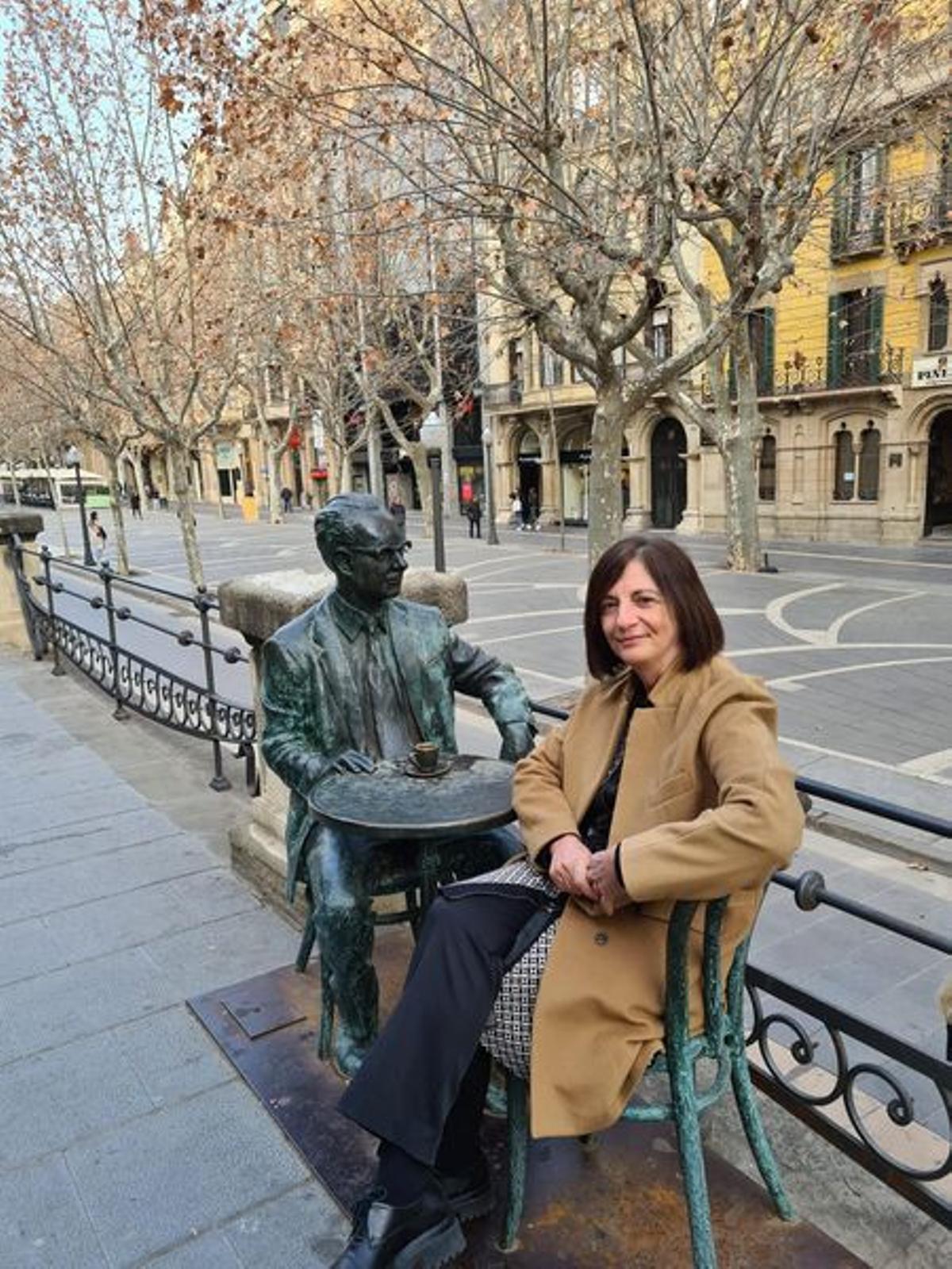 Maite Salord, aquest dimecres, asseguda a l'escultura d'Amat-Piniella, a la Biblioteca del Casino