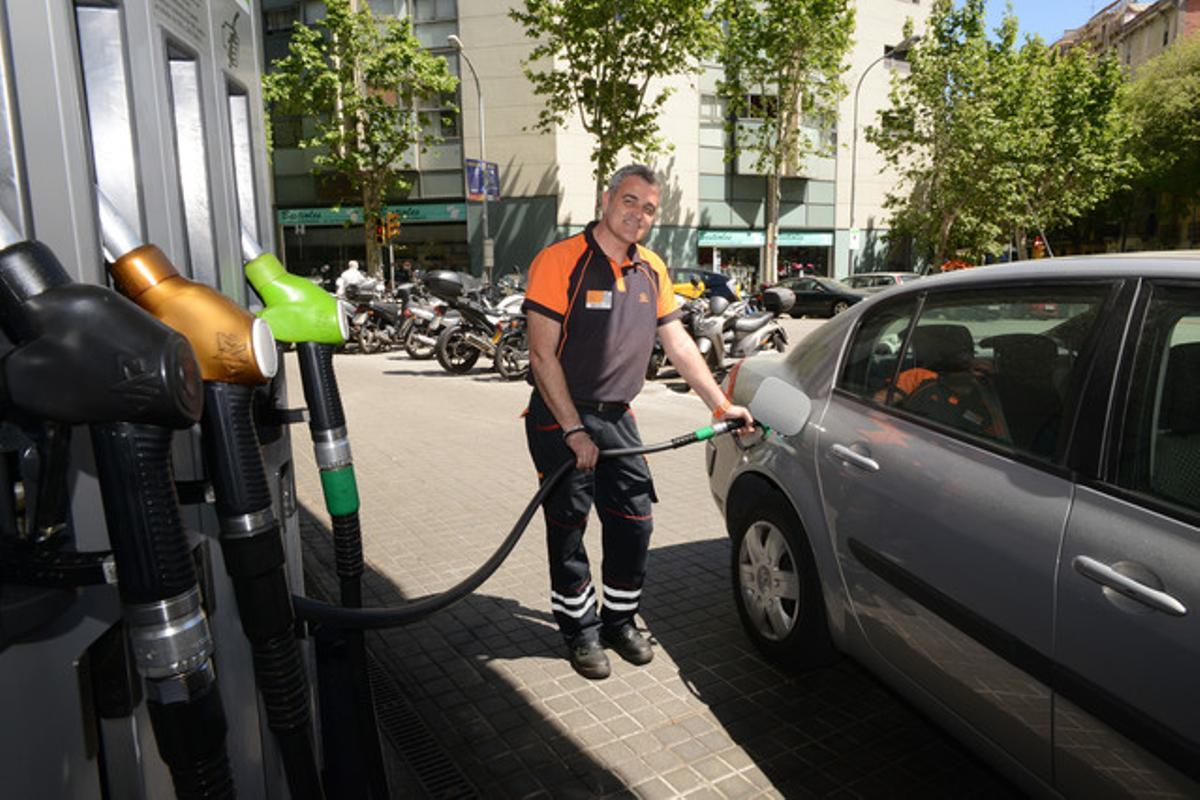 Un empleat, en una gasolinera de Barcelona.