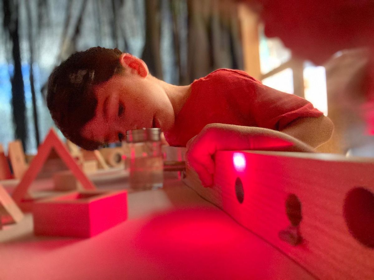 Un dels infants de l'escola de Masquefa experimentant