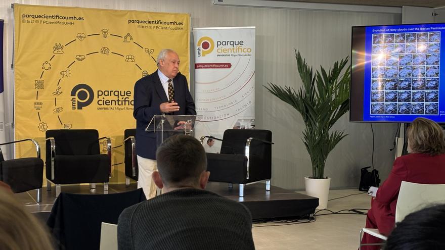 Mas-Coma alerta en la UMH de episodios “anómalos” aún sin explicación en la dana: nubes inmóviles y un extraño polvo blanco días después