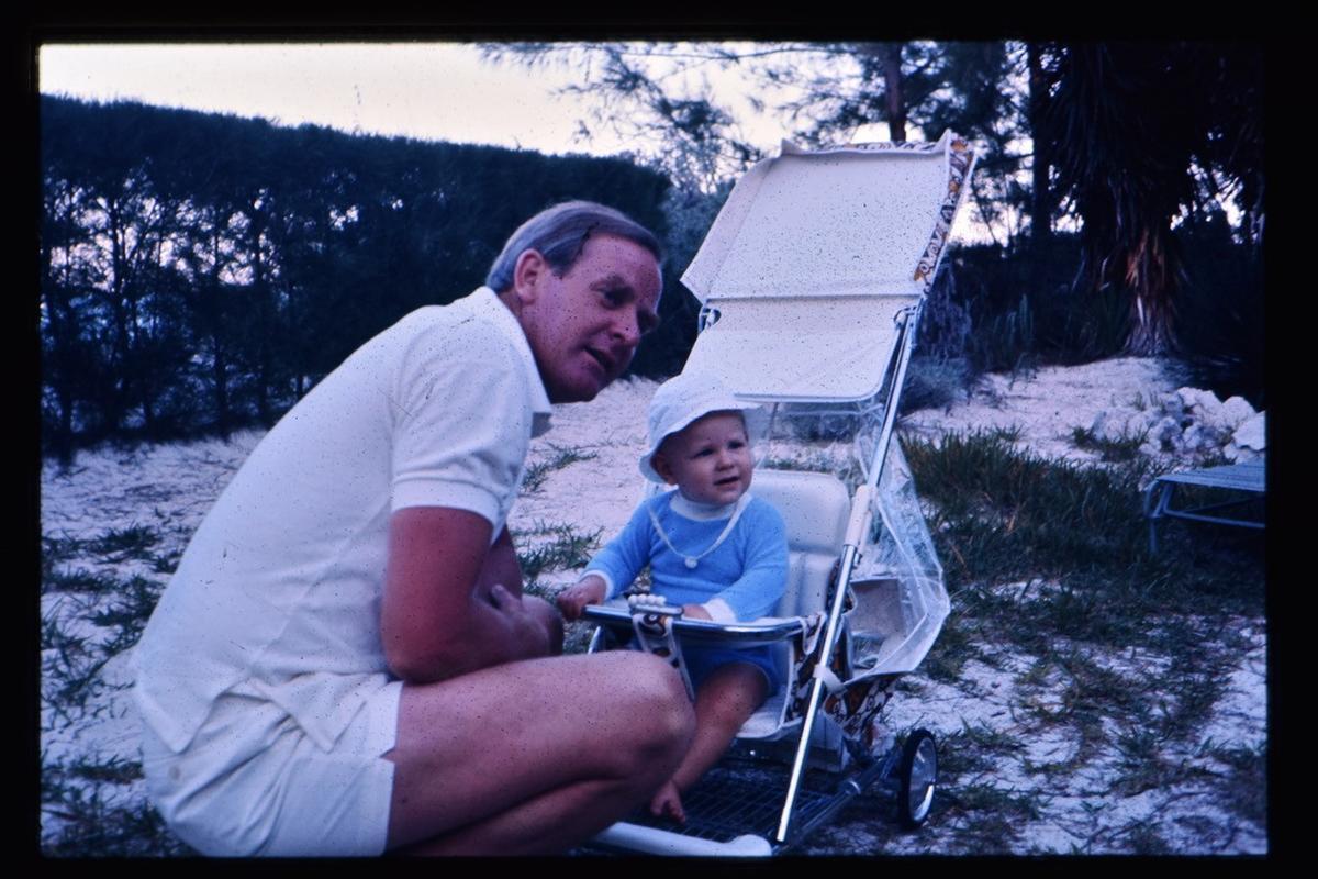 John Le Carré y su hijo Nick, fotografiados en los años 70