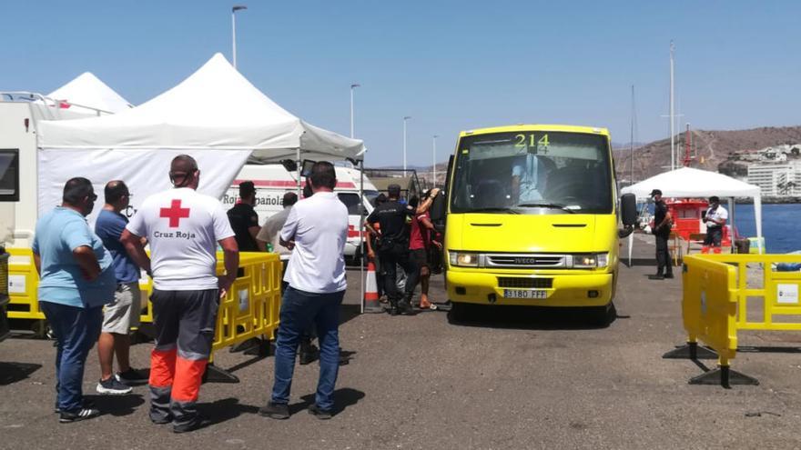 Trasladan una veintena de migrantes a Las Palmas de Gran Canaria