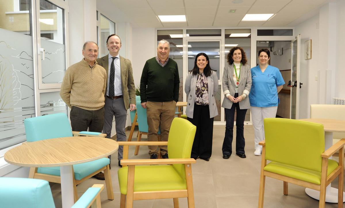 Directivos y personal de la residencia acompañaron a Acevedo (segundo por la izquierda) en la visita. | BERNABÉ/JAVIER LALÍN