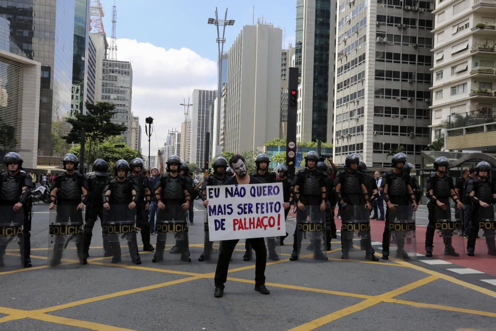 Cientos de brasileños se han concentrado a las puertas del palacio en el que Lula da Silva tomaba posesión como nuevo ministro del gabinete de Rousseff.