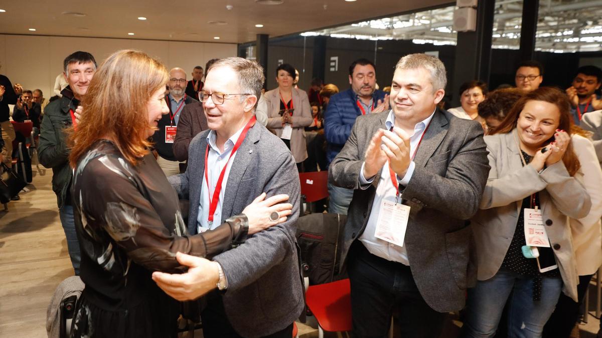 El alcalde de Sant Josep, Josep Marí Ribas, y la presidenta del Govern, Francina Armengol, en el último congreso de la Federación Socialista de Eivissa.