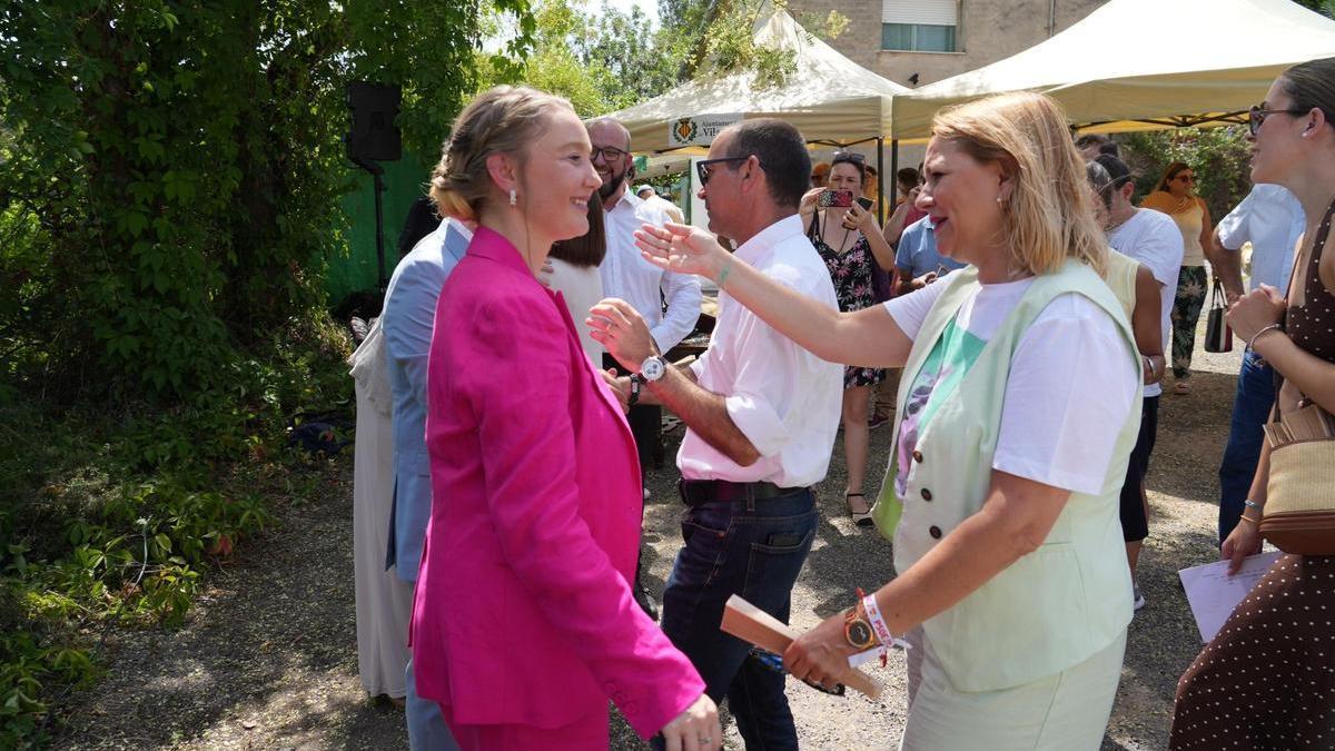 Maria Fajardo (Compromís, i) y Silvia Gómez (PSOE, d), segundos antes de fundirse en un abrazo tras la firma del pacto de gobierno entre ambos partidos, en julio del 2024.