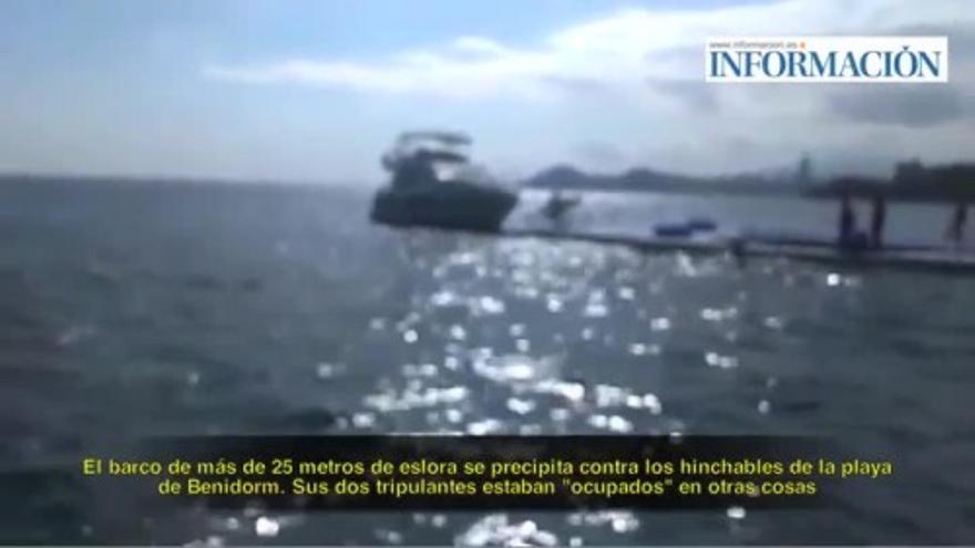 Un barco se precipita contra los hinchables de Benidorm mientras sus tripulantes practicaban sexo