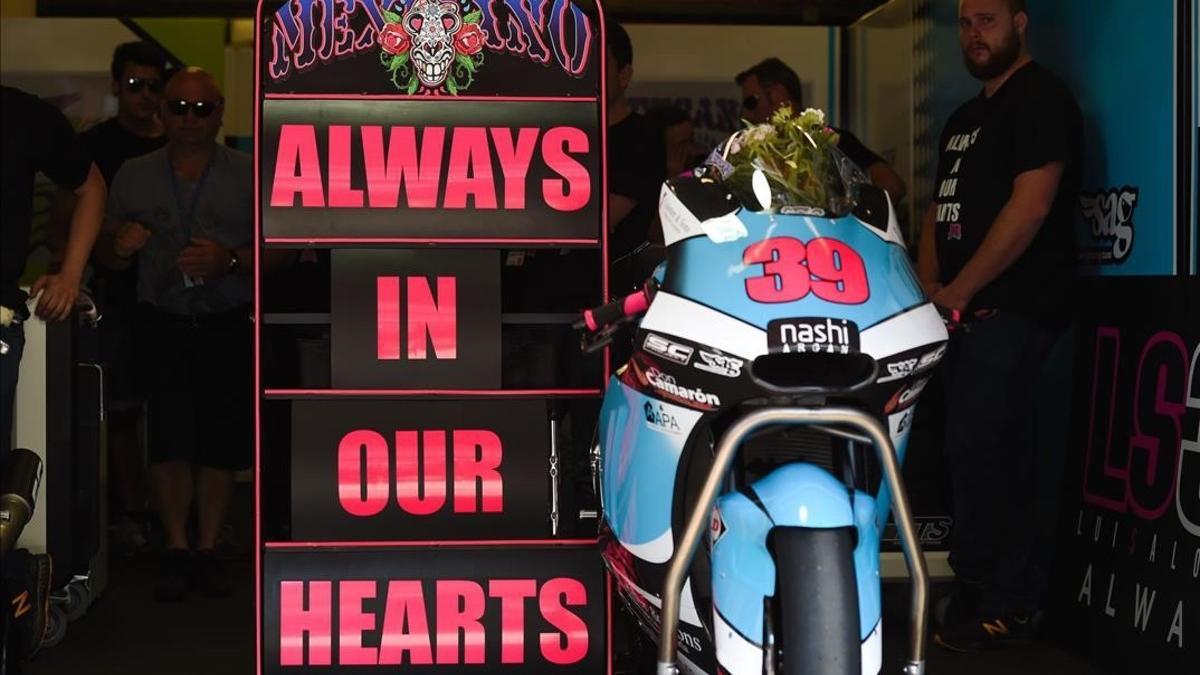 La moto de Luis Salom, en el box de su equipo, junto a la inscripción 'Siempre en nuestros corazones'.