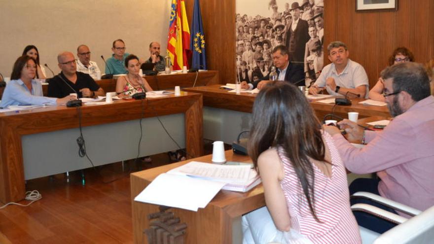 Imagen del pleno de organización del gobierno municipal para este mandato celebrado en Guardamar
