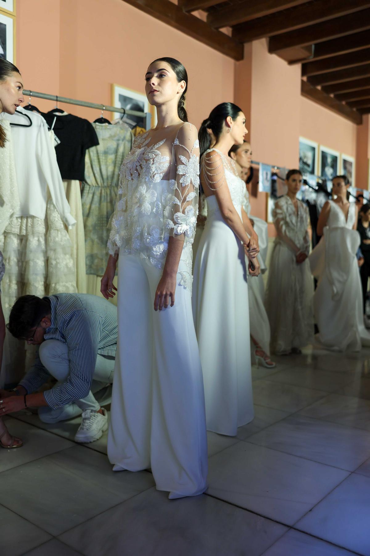 Las modelos se preparan para el desfile de Hannibal Laguna.