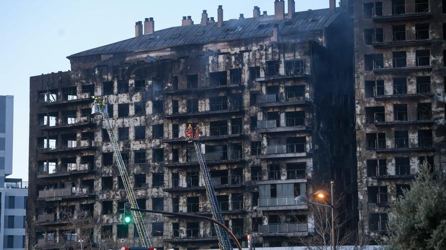 El incendio en un edificio de Valencia, en imágenes